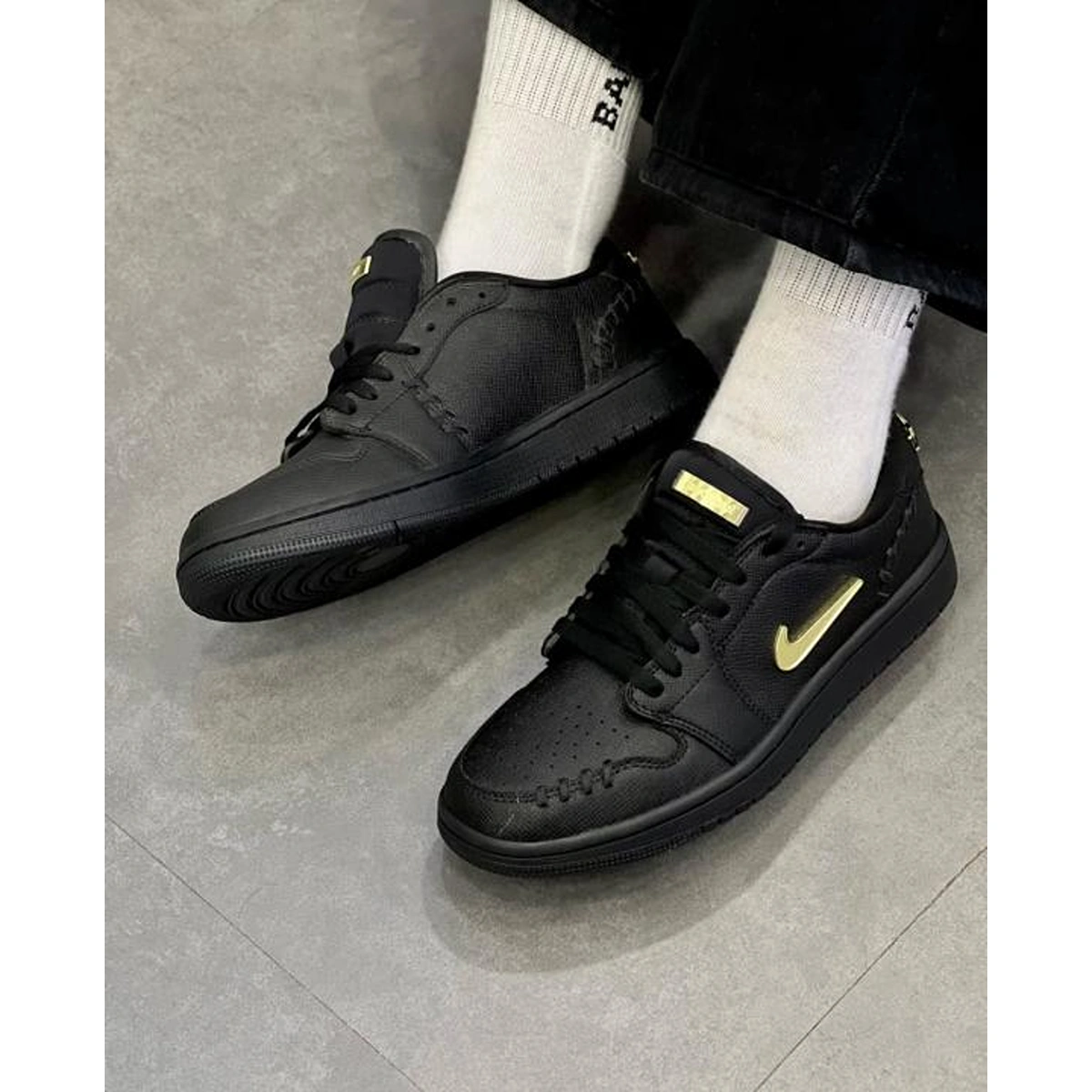 Premium Nike Air Jordan Retro 1 Shoes Make Black Metallic Gold For Men (SUP1418) - stayhit.in Premium Nike Air Jordan Retro 1 Shoes Make Black Metallic Gold For Men (SUP1418) - stayhit.in